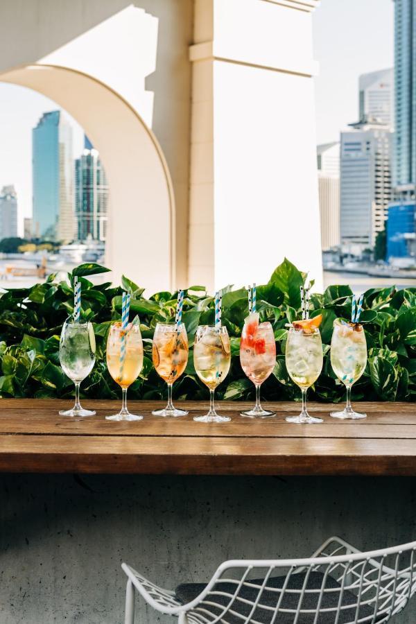 Crystalbrook Vincent Hotell Brisbane Eksteriør bilde A selection of cocktails at the bar