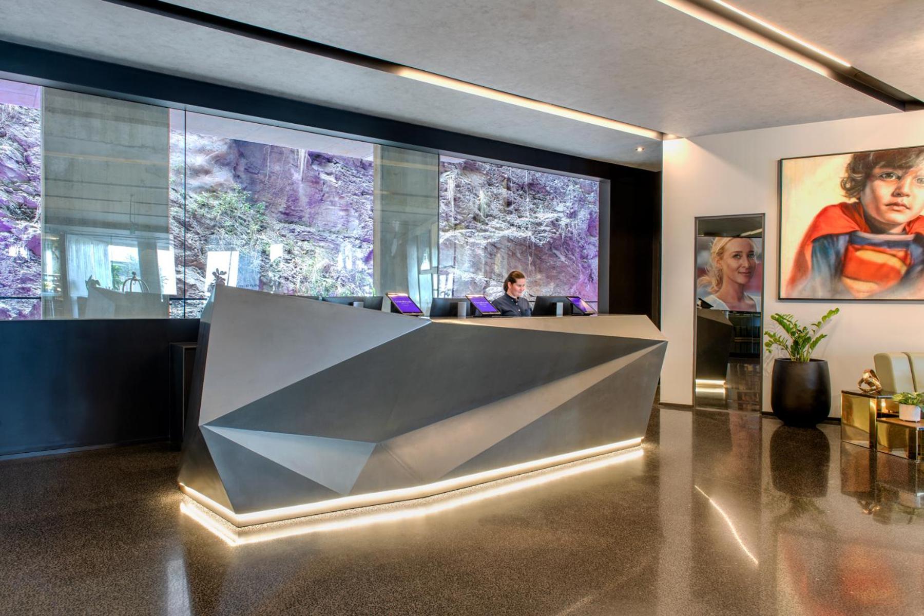 Crystalbrook Vincent Hotell Brisbane Eksteriør bilde Reception desk at the headquarters of the company in Madrid